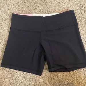Lululemon Wunder Under Reversible Bike shorts in Luon Size 6